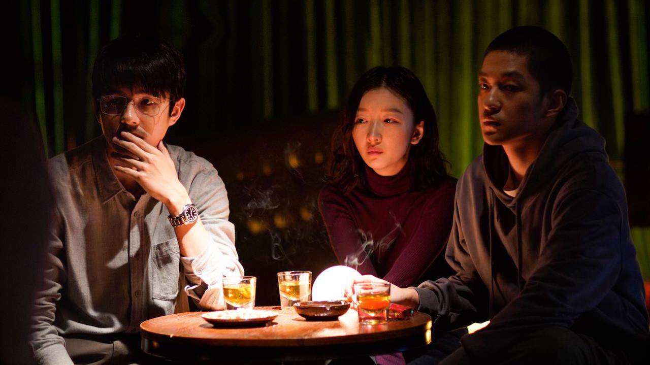 Haofeng (Haoran Liu), Nana (Dongyu Zhou) and Xiao (Chuxiao Qu) at a bar