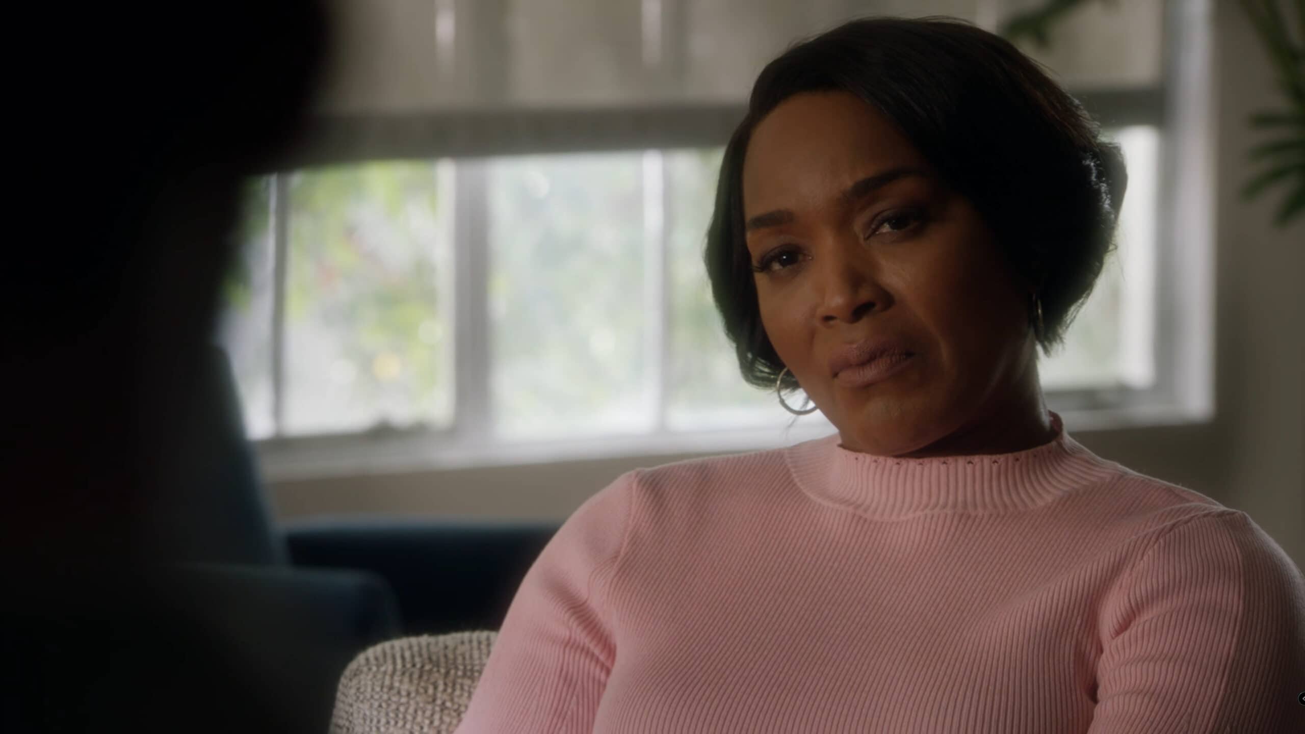 Athena (Angela Bassett) in therapy