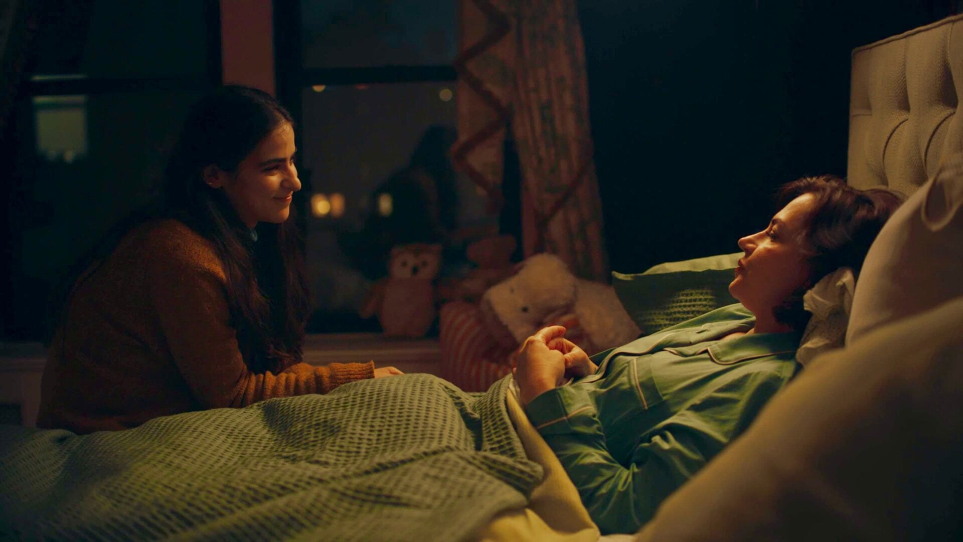 Max (Annie Fox) and Daria (Dagmara Dominczyk) in Goodnight