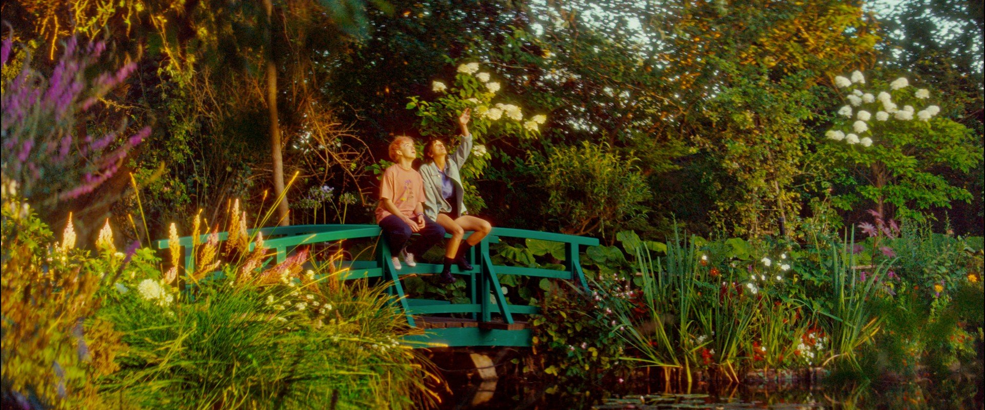 Elijah (Alex Lawther) and Elisabeth (Agathe Rousselle) – A Second Life