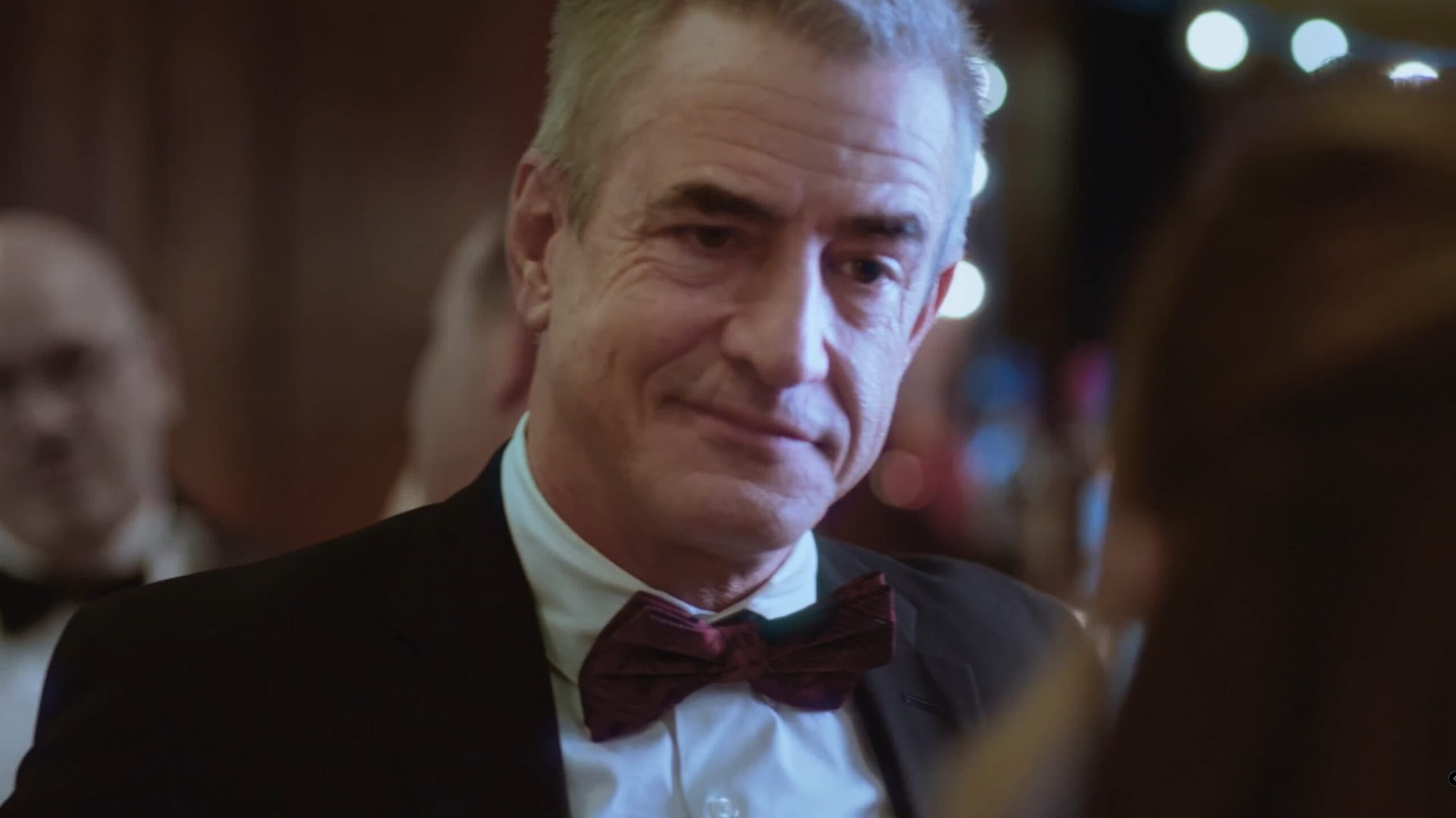 Senator Bradley Weiner (Dermot Mulroney) at a fundraising event – Killing Mary Sue