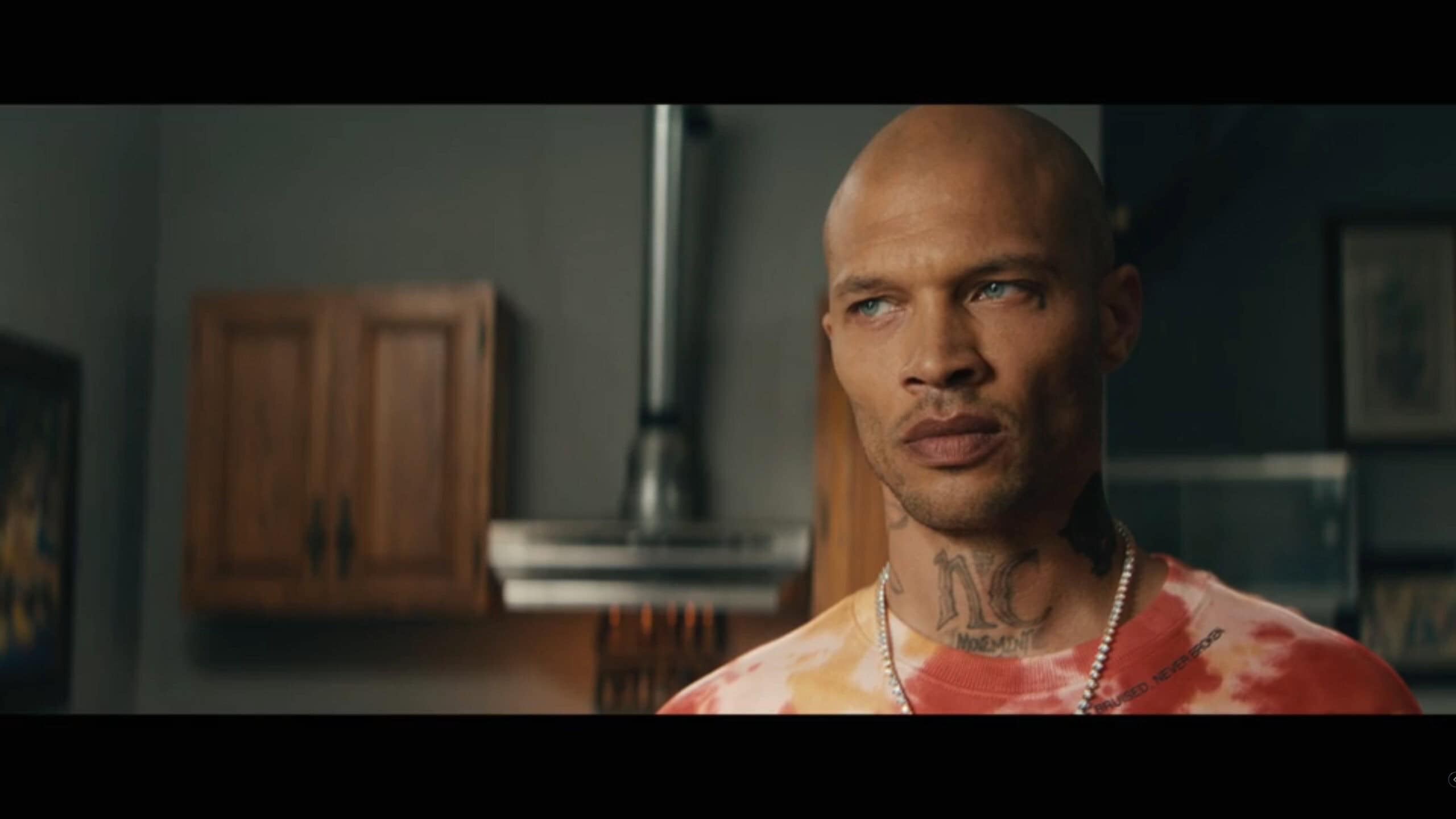 Craze (Jeremy Meeks) talking to Angel – Dutch III International Gangster 