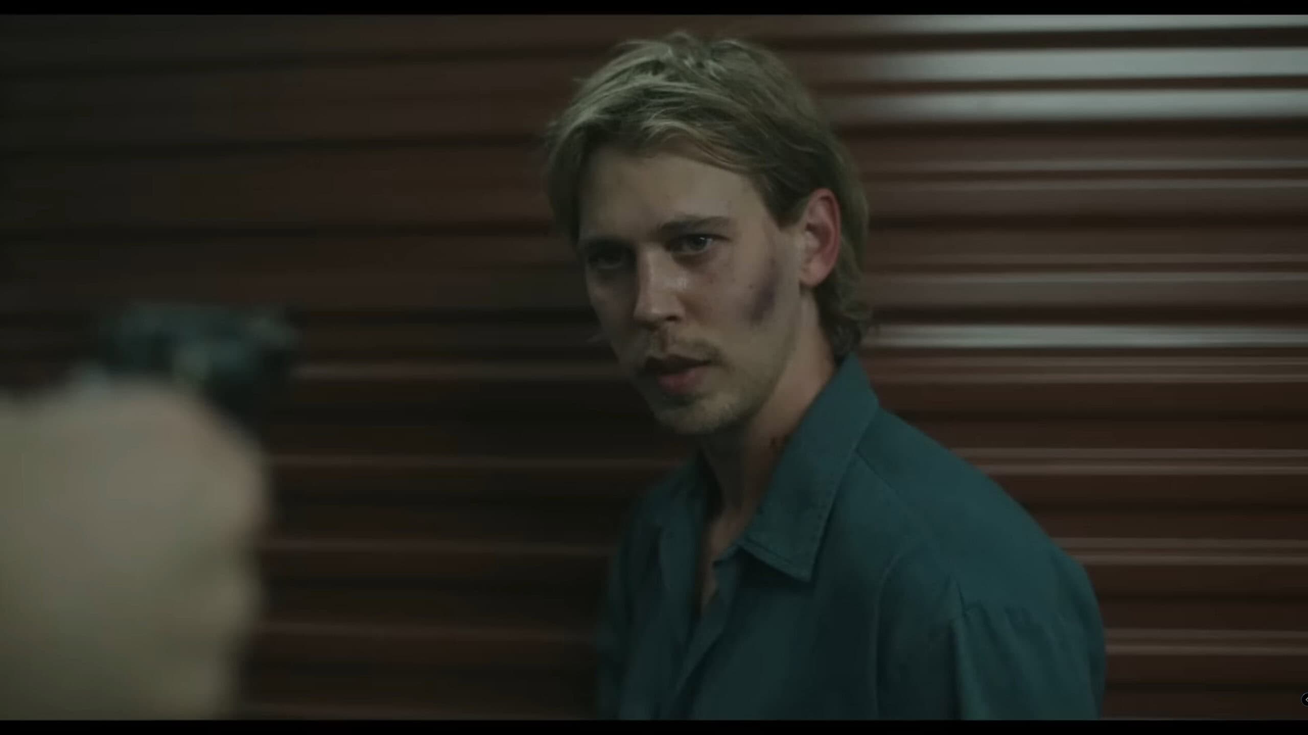 Hank (Austin Butler) with a gun in his face – Caught Stealing