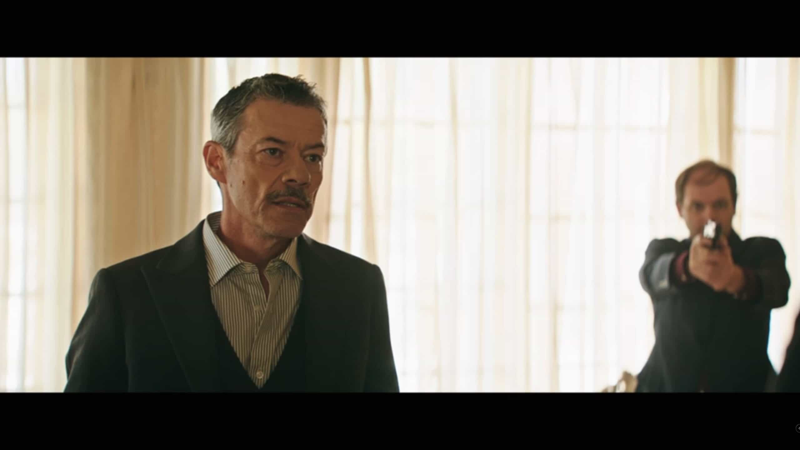 Renato (Massi Furlan) facing off with Dutch – Dutch III International Gangster 