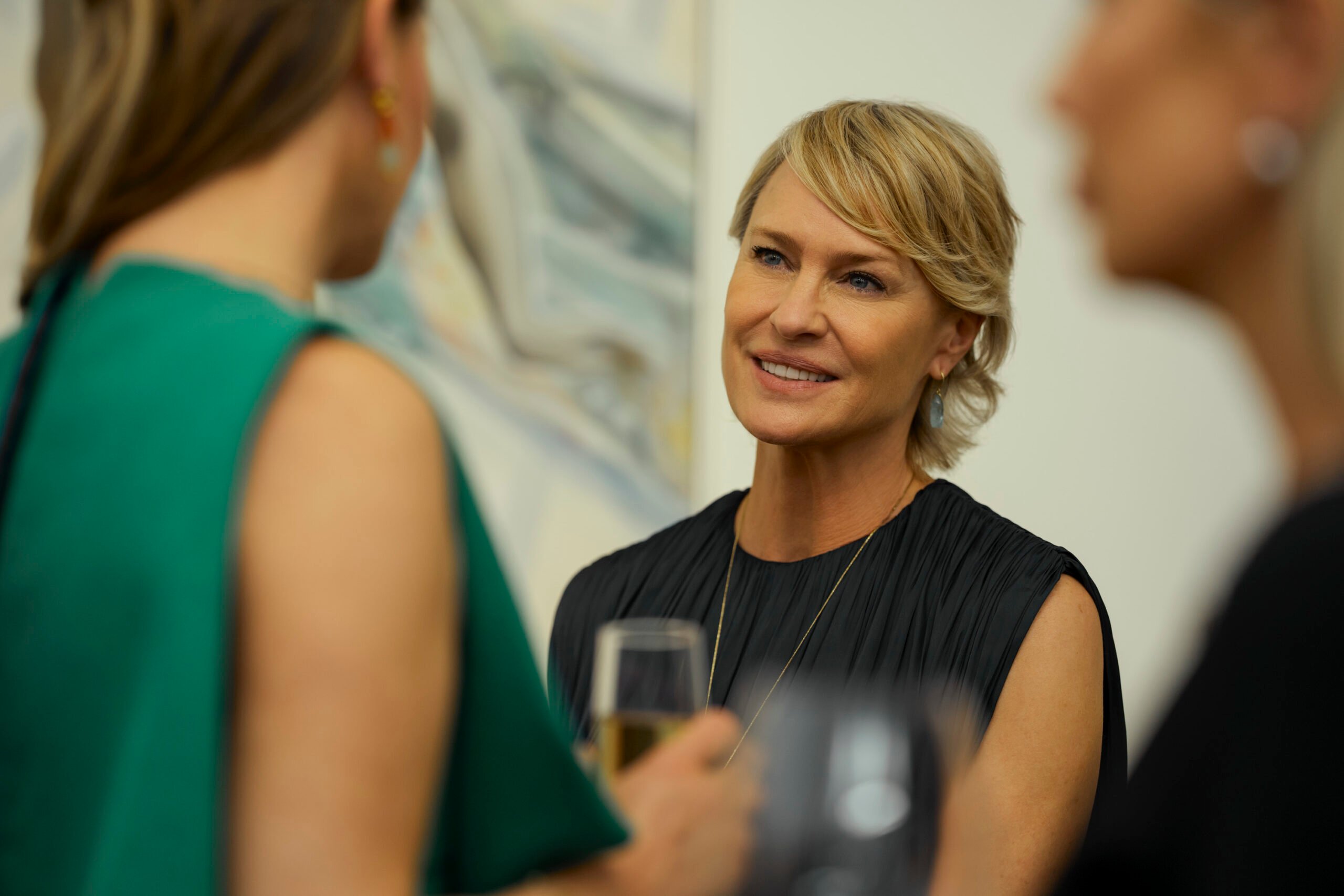 Laura Sanderson (Robin Wright) talkign during her gallery opening in The Girlfriend