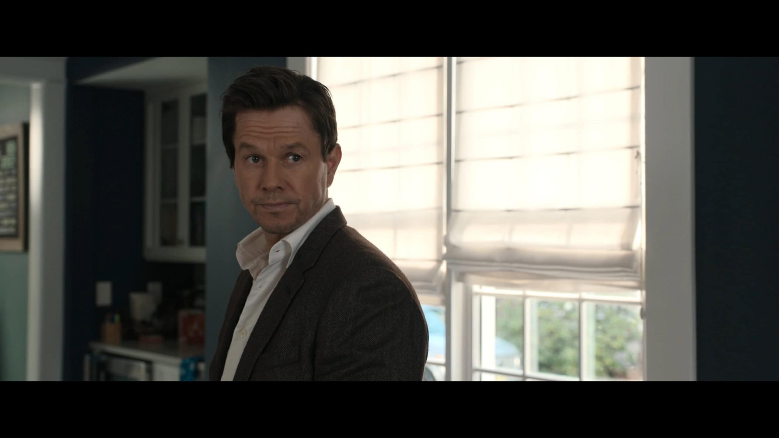Parker (Mark Wahlberg) talking to Phil's wife – Play Dirty