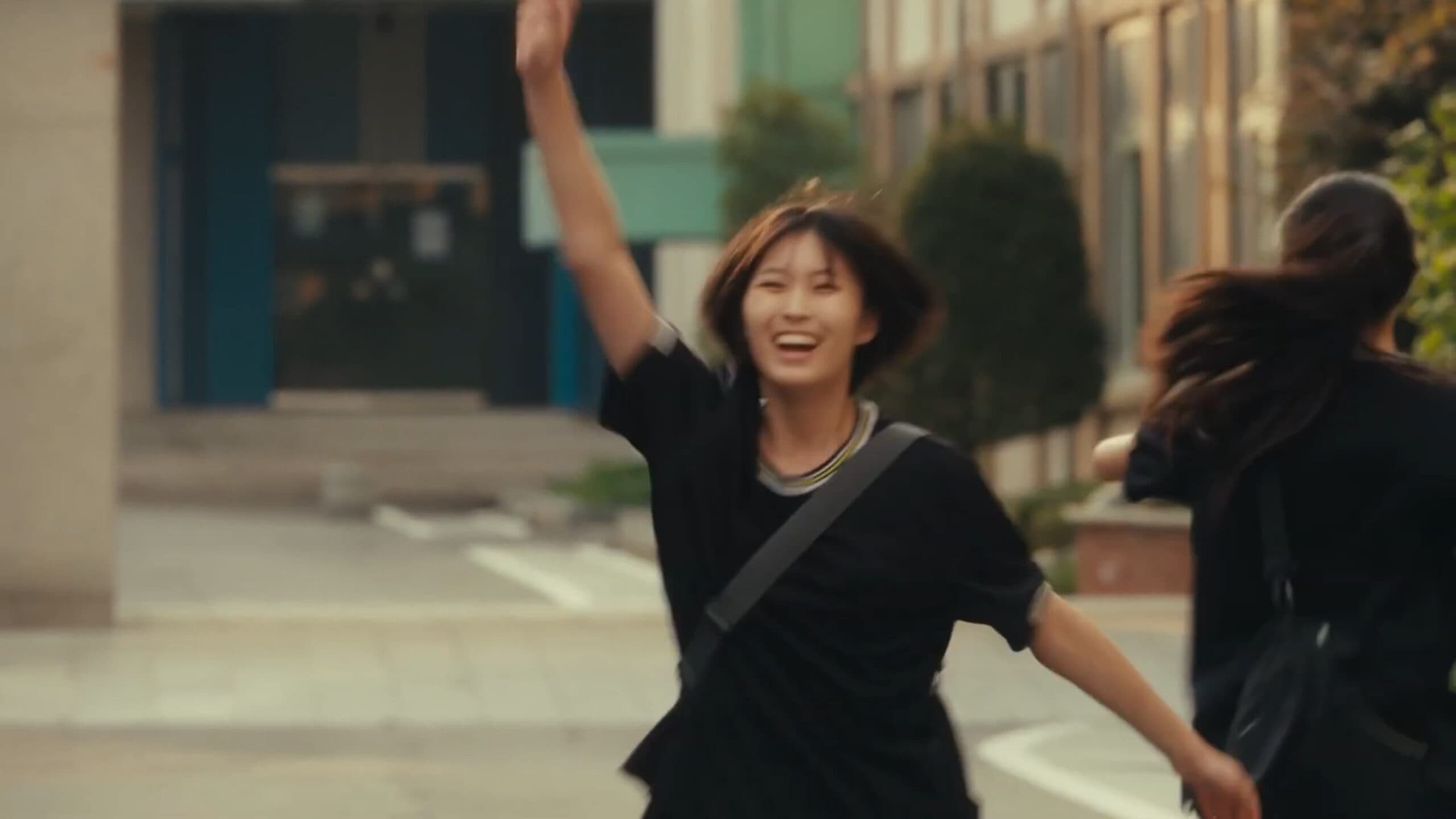 Yeonwoo (Yu Gaeun) waving to Summer – Summer’s Camera